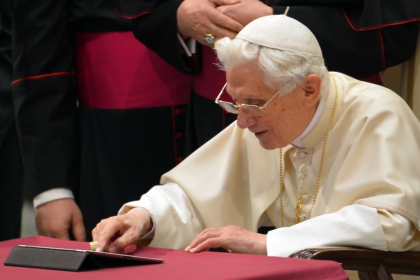 Pope Benedict send his first tweet