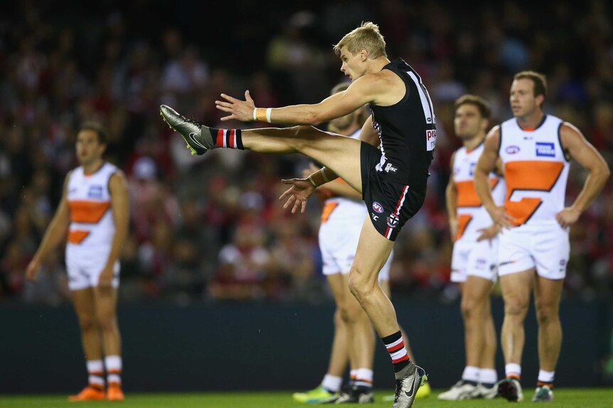 Nick Riewoldt kicks for goal