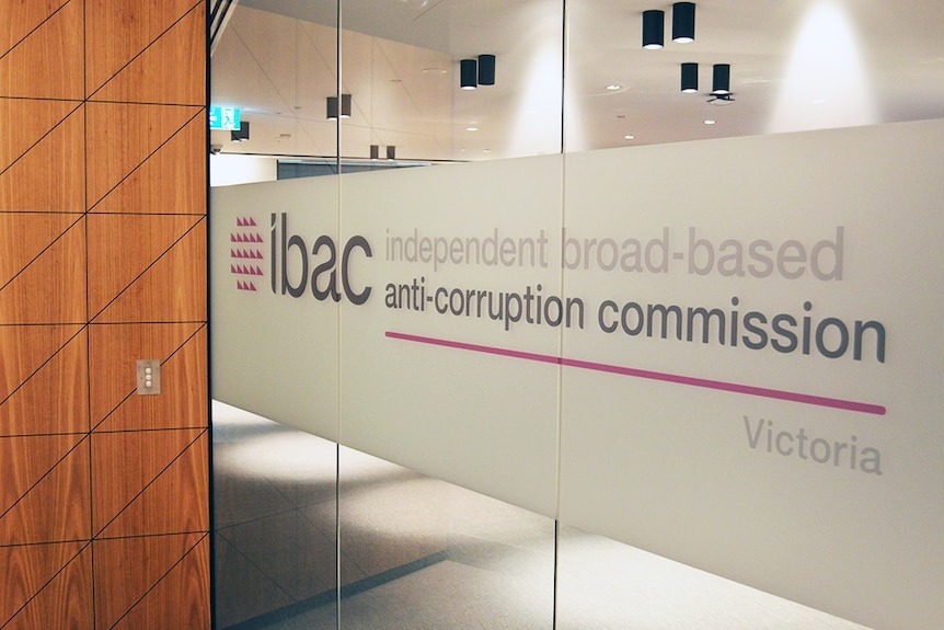 Une photo montrant Ibac Independent Broad-Based Anti-Corruption Commission Victoria sur les fenêtres de son bureau victorien.