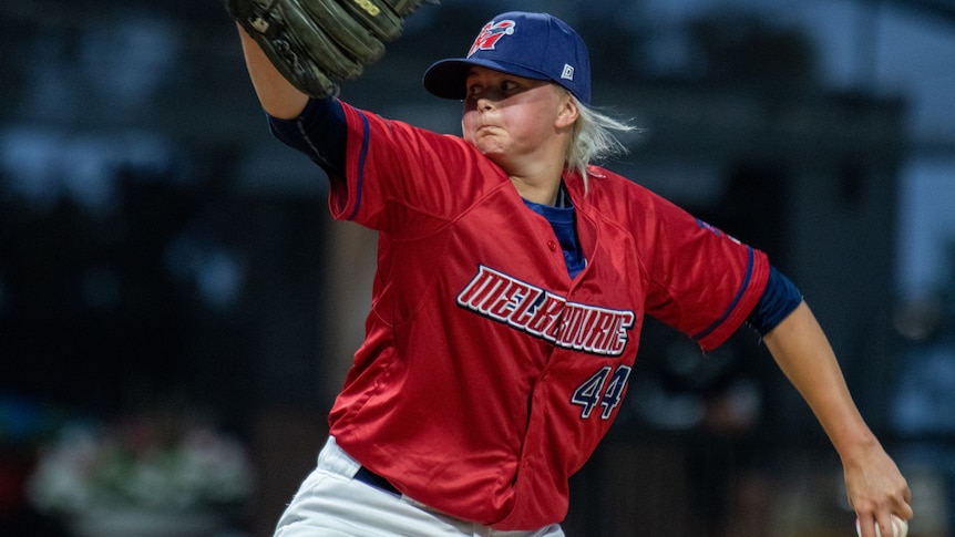 Genevieve Beacom pitching for the Melbourne Aces against the Adelaide Giants at Melbourne Ballpark 