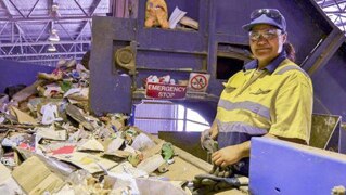 Pekerja di pabrik daur ulang Hume memeriksa kontaminasi