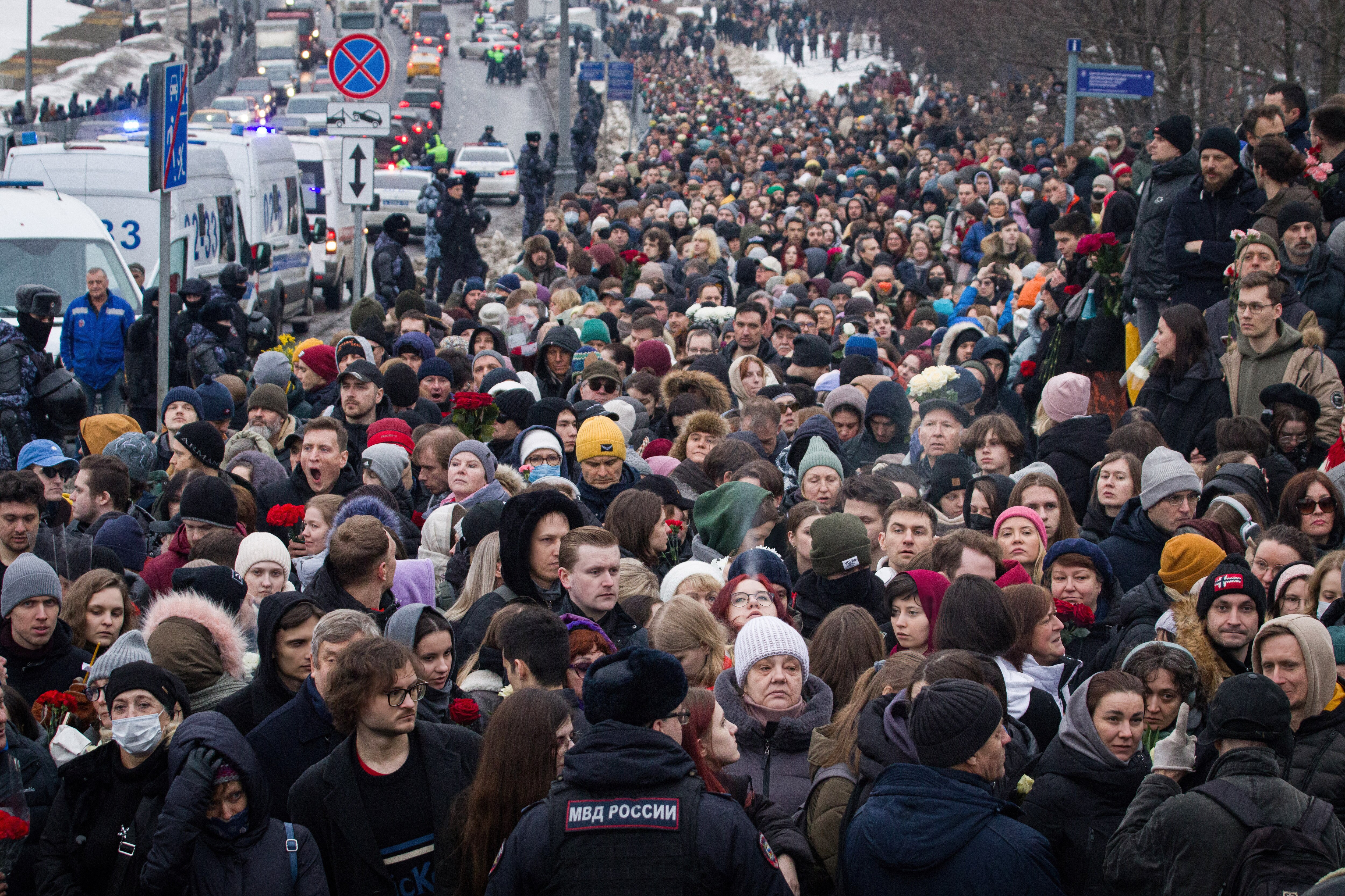 Люди собираются на похоронах Алексея Навального