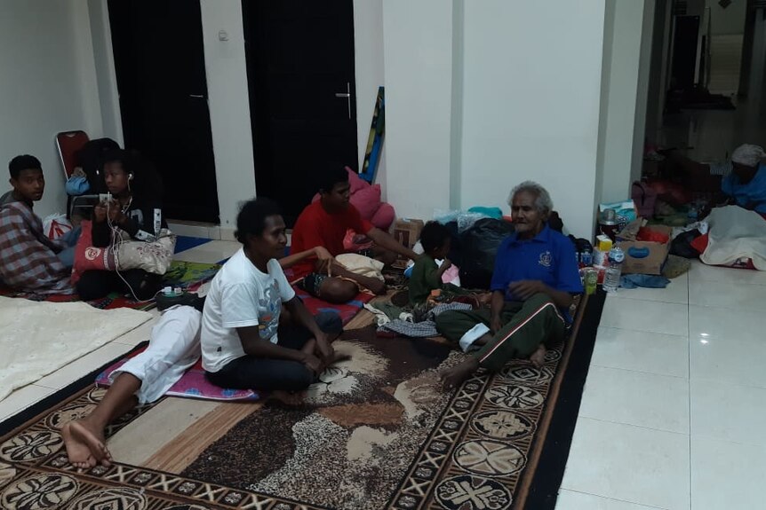 Para pengungsi banjir sentani yang tinggal sementara di kantor Bupati  Jayapura.
