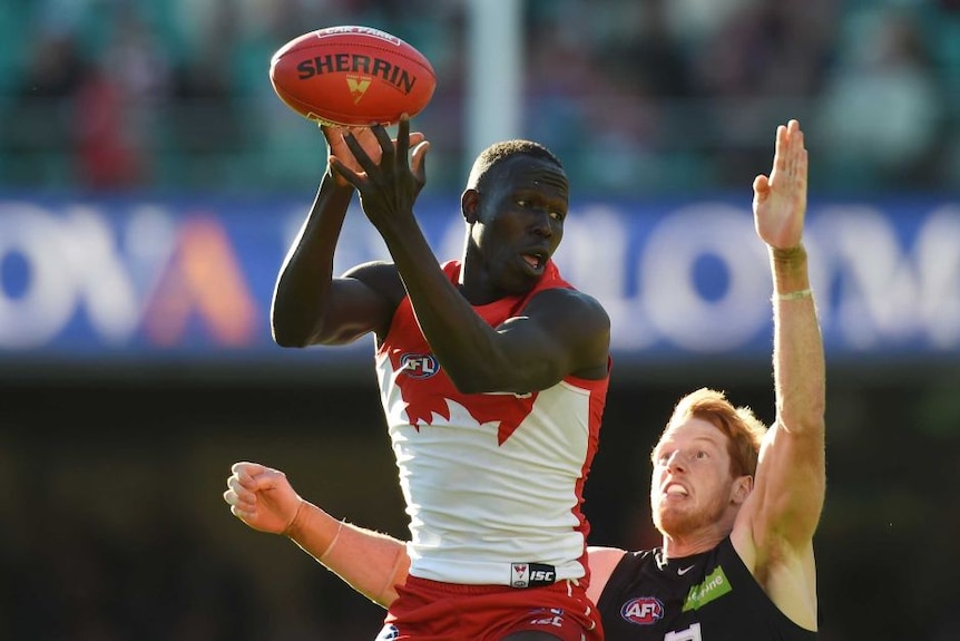 Aliir Aliir memperpanjang kontrak dengan klub AFL, Sydney Swans.