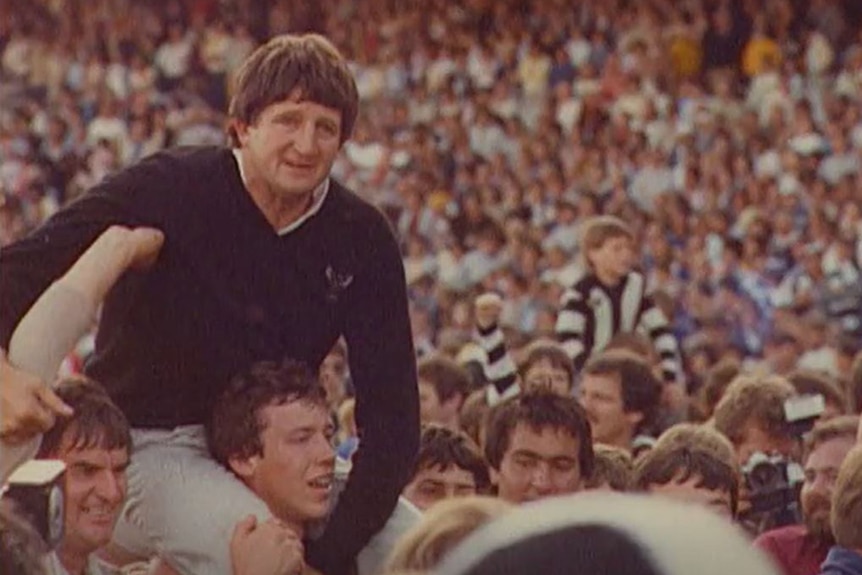 当球队庆祝夺得 WAFL 总冠军时，约翰·托德和一名天鹅区队球员被一群球迷高高举起。
