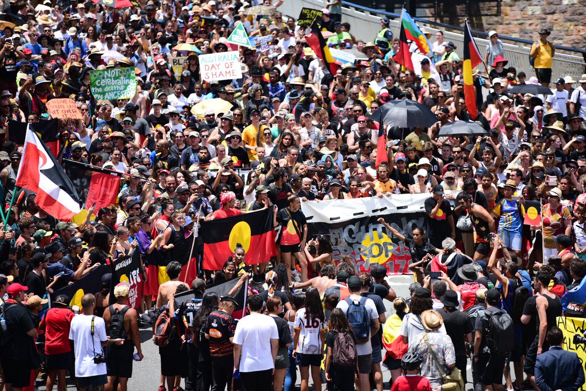 3000 人参加了 2018 年澳大利亚国庆日在布里斯班举行的入侵日游行，挥舞着土著旗帜和标语。