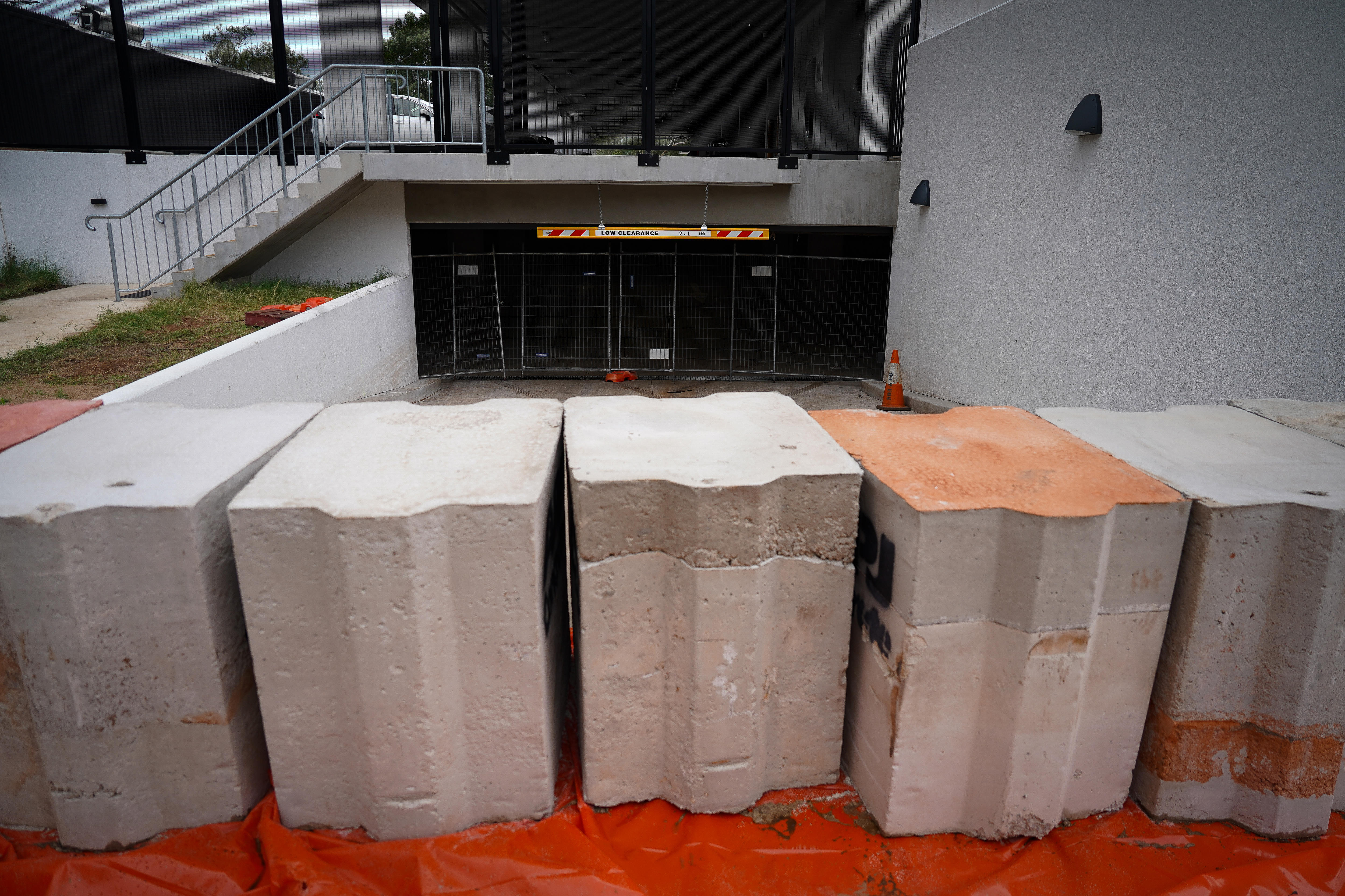 Bolardos de hormigón están alineados para proteger los edificios de las inundaciones