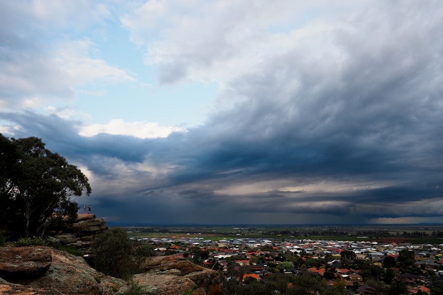 Clouds gather over Griffith