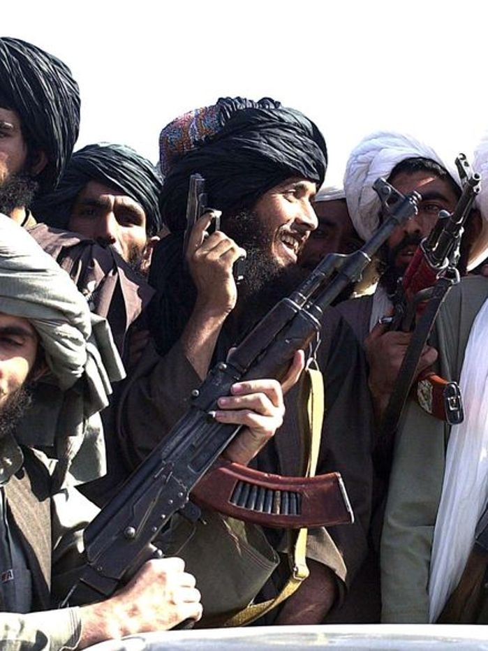 阿富汗坎大哈，塔利班武装分子在外国记者面前展示武器
