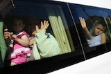Syrian refugees flee to Turkey via bus