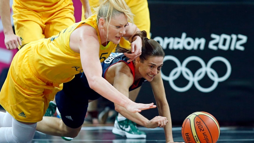Lauren Jackson and Natalie Stafford chase a loose ball.