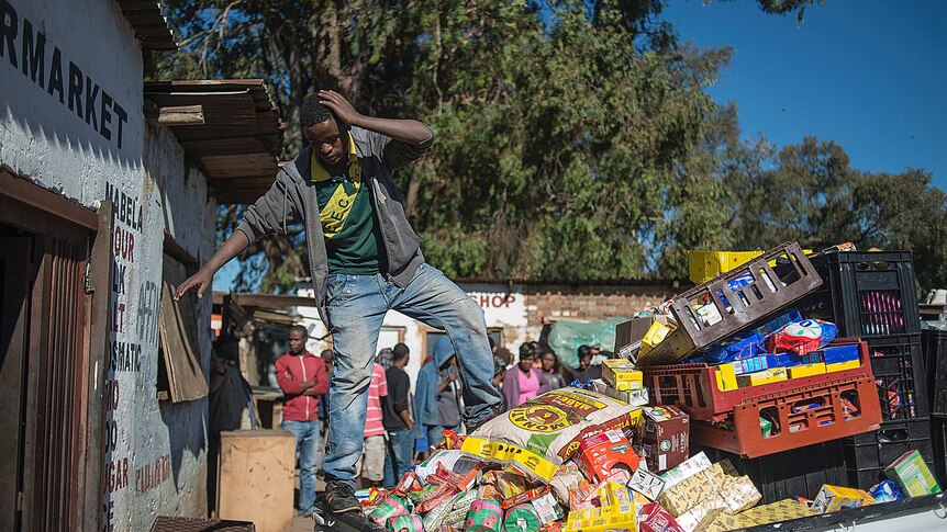 Foreign nationals pack up their shops near Johannesburg