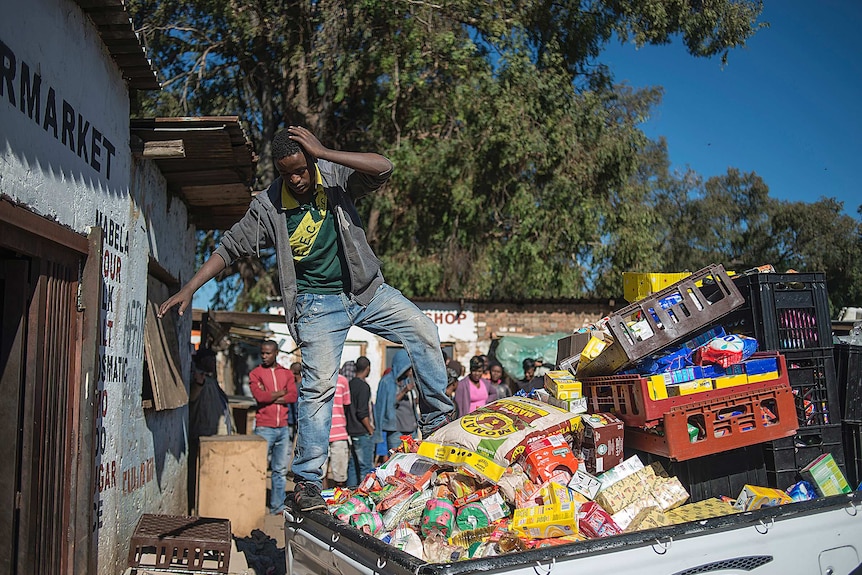 Foreign nationals pack up their shops near Johannesburg