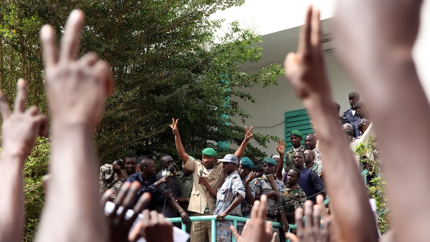 Thousands rally in support of Mali junta