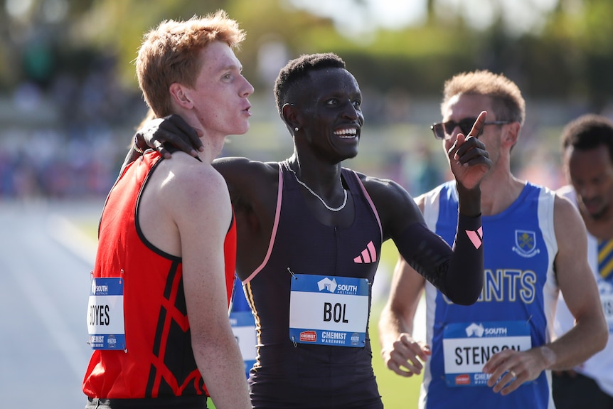 Peter Bol puts his arm around Luke Boyes after the 800m final
