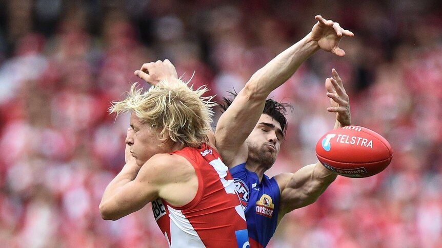 Isaac Heeney and Easton Wood compete for the ball