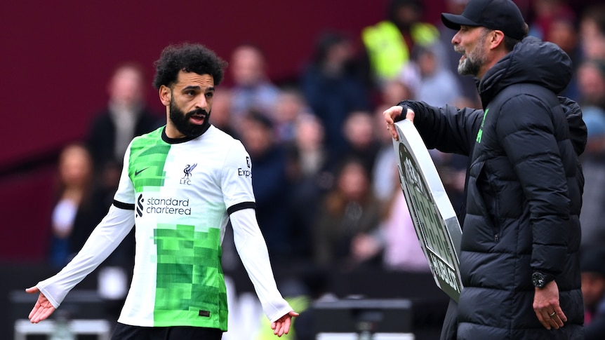 Mohamed Salah and Jurgen Klopp argue with each other on the touchline