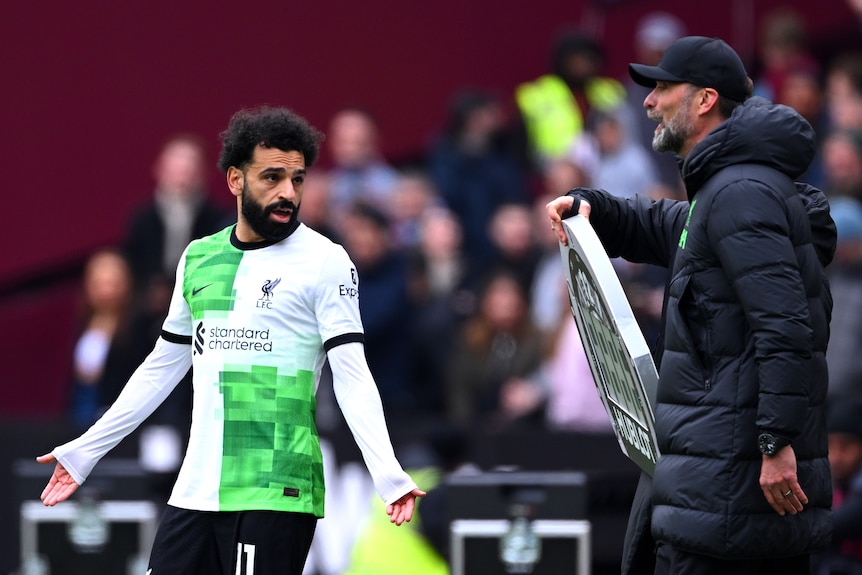 Mohamed Salah and Jurgen Klopp argue with each other on the touchline
