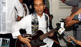 Joko Widodo plays Metallica guitar custom