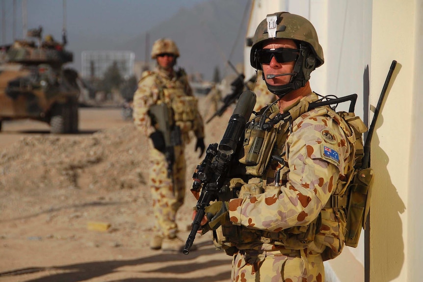 Un soldato australiano fornisce protezione a Tarin Kowt
