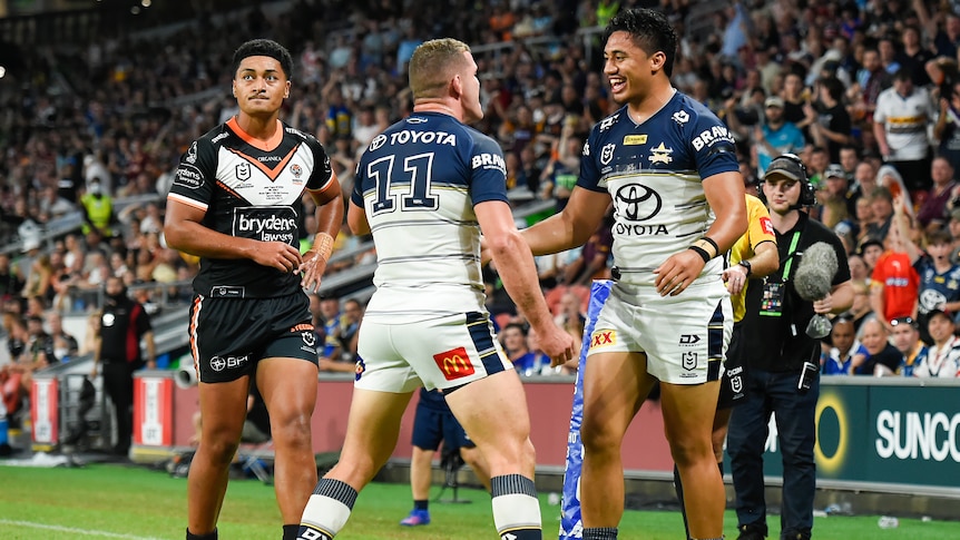 Les Cowboys du nord du Queensland battent les Wests Tigers 36-12 lors de la finale de la ronde magique de la LNR alors que les Roosters de Sydney et les Raiders de Canberra remportent des victoires