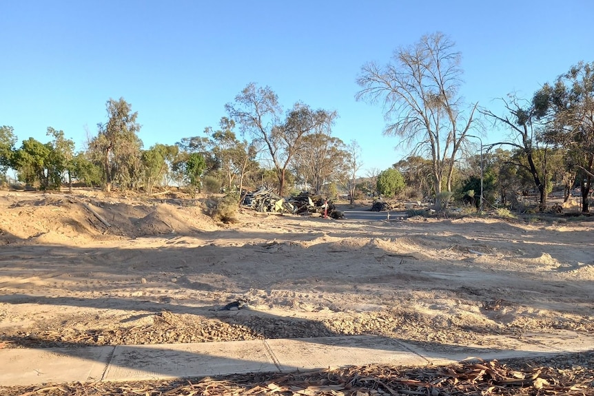 Bloques vacíos en Leigh Creek con materiales de vivienda demolidos en el suelo