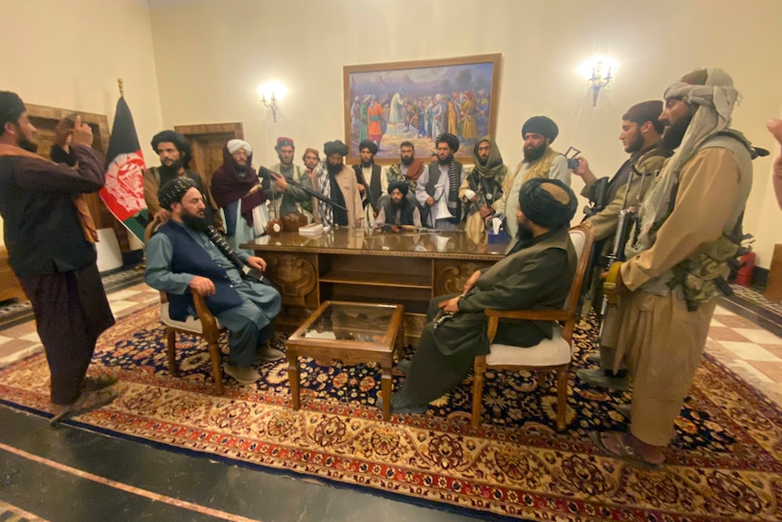 Los insurgentes talibanes se sientan cómodamente en el palacio presidencial después de que el presidente Ghani huyera del país.
