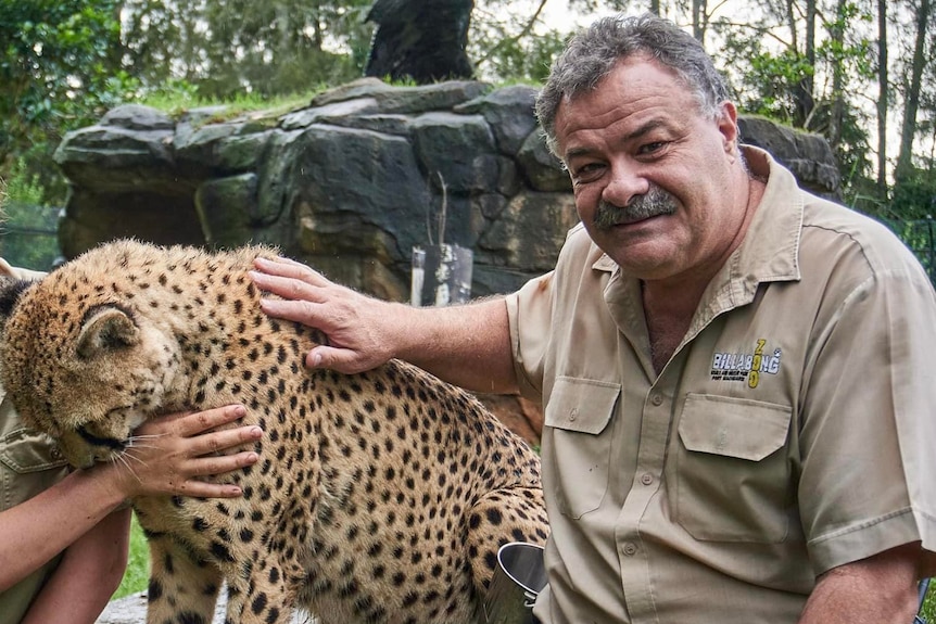 Propriétaire du zoo avec un léopard.