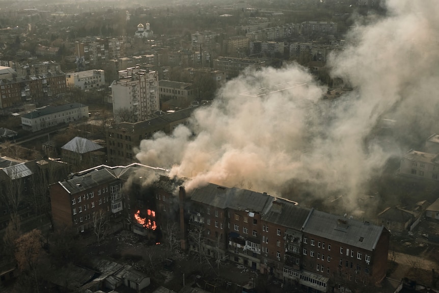 바흐무트에서 러시아 폭격으로 불이 난 아파트.