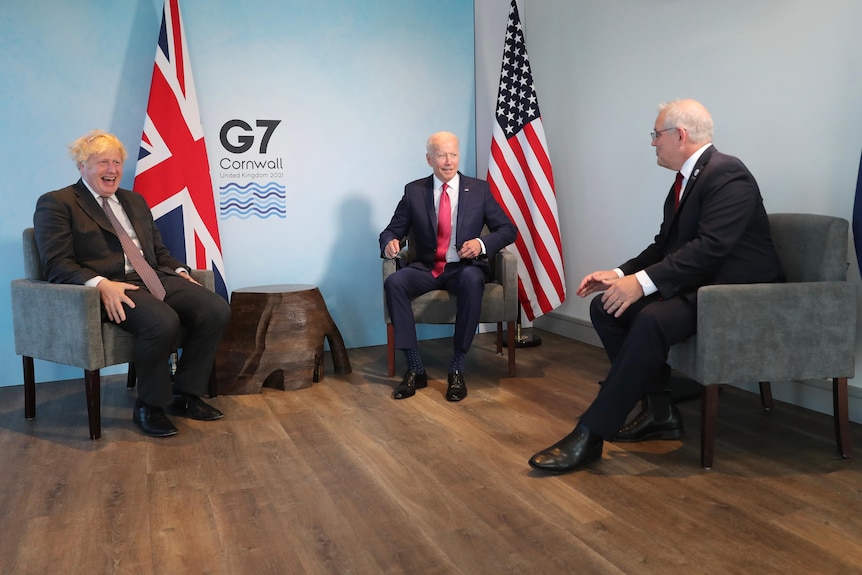 斯科特·莫里森与英国首相鲍里斯·约翰逊和美国总统乔·拜登坐在一起。