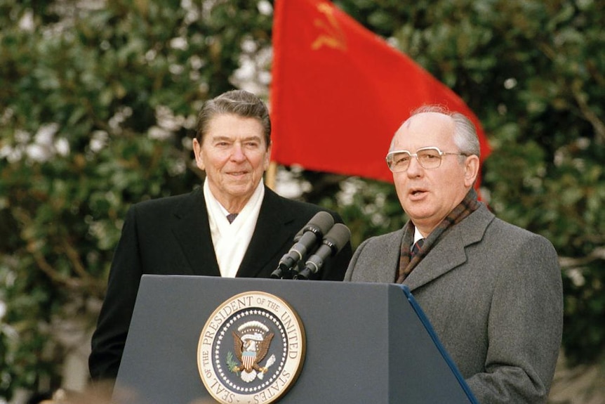 Michaił Gorbaczow pozuje obok prezydenta USA Ronalda Reagana podczas rozmowy z prasą za granicą