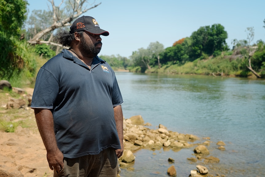 Matty Shields, guardabosques de Malak, junto al antiguo cruce del río Daly cerca de Nauiyu.