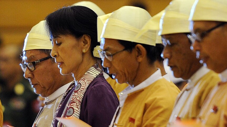 Suu Kyi sworn in to parliament