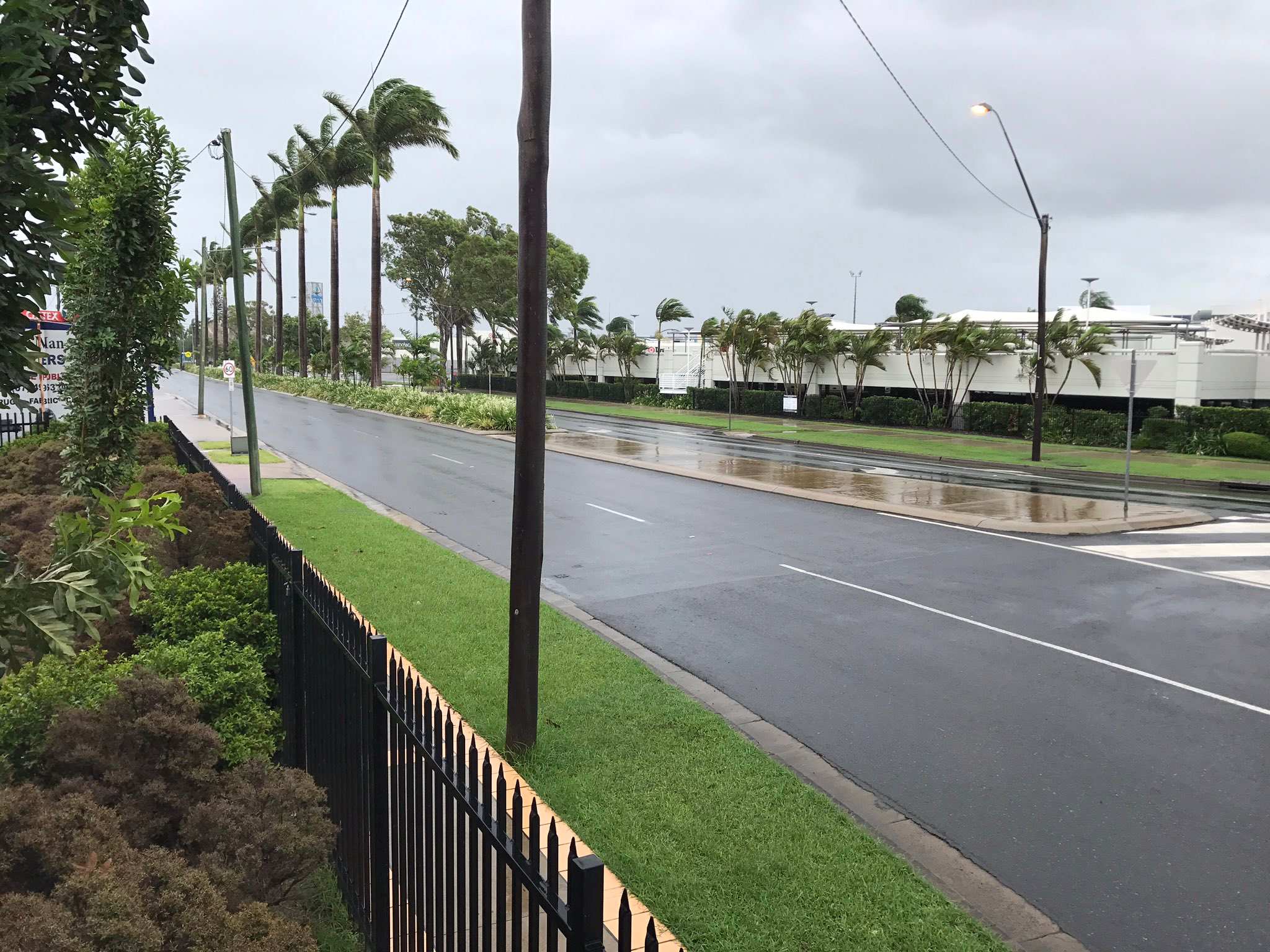BOM warning as Cyclone Debbie intensifies; emergency alert issued in Mackay ABC News