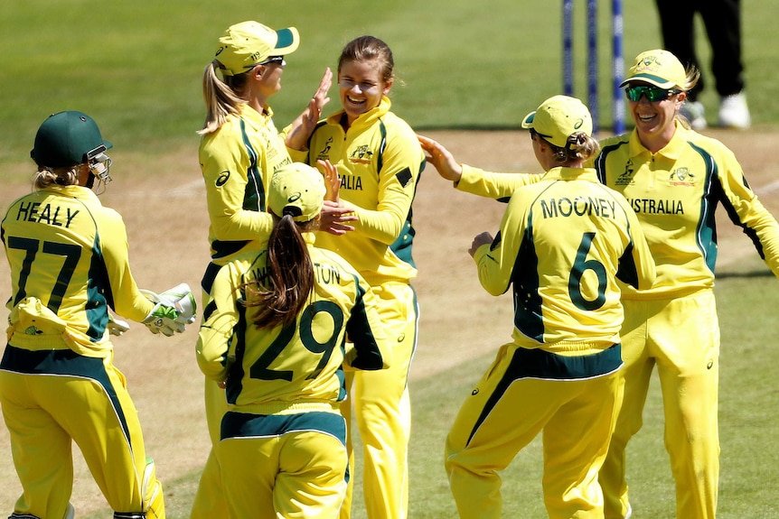 La australiana Jessica Jonassen celebra el wicket contra Nueva Zelanda