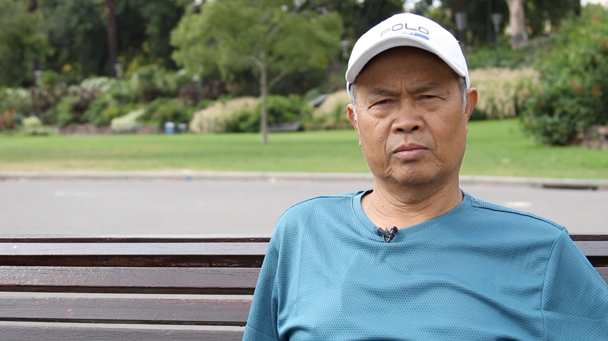 Seorang pria sedang duduk di taman