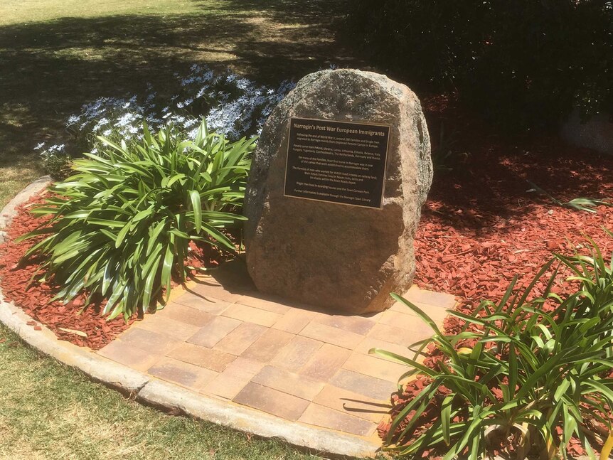 A photo of a memorial in Narrogin honouring hundreds of migrant families who worked on the railways.