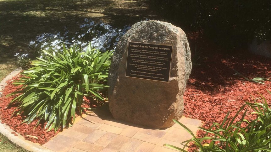 A photo of a memorial in Narrogin honouring hundreds of migrant families who worked on the railways.