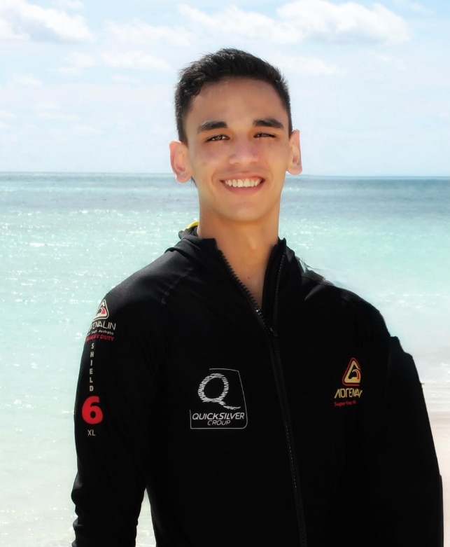 Hombre sonriendo con agua al fondo