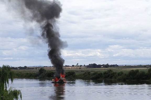 The paddle steamer ablaze at Wellington