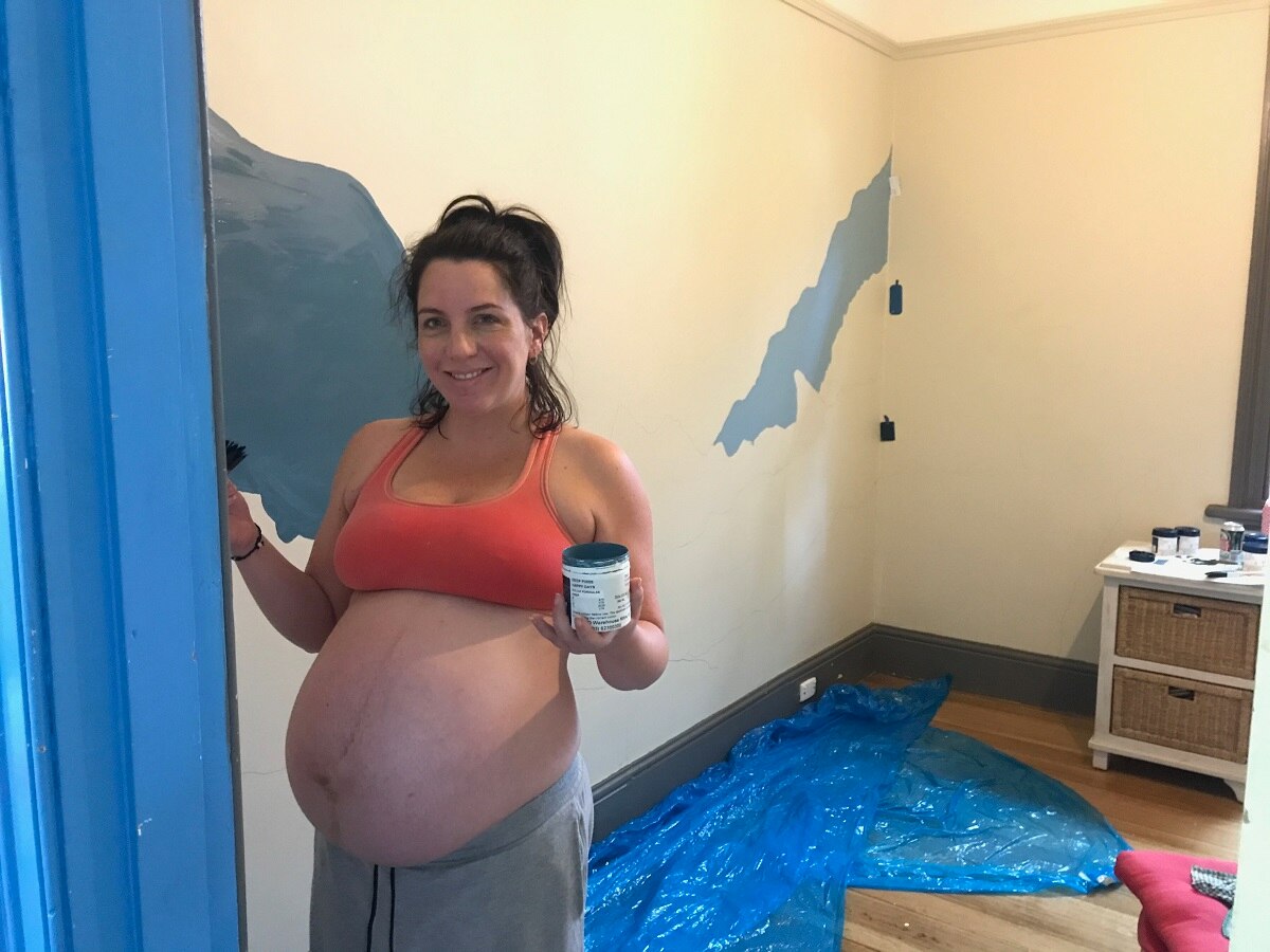 Kerri-Louise Hooper fotografiada mientras está embarazada y pintando la habitación de un niño.'s bedroom.