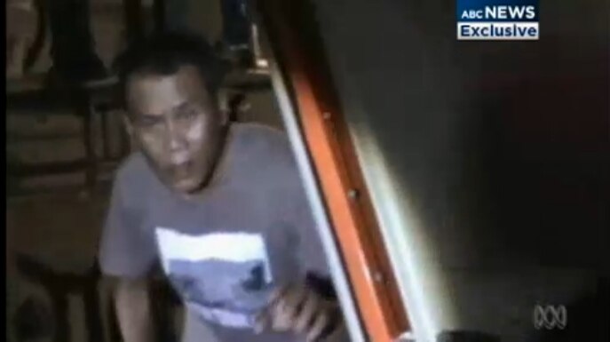 Lifeboat carrying asylum seekers lands on Indonesian coast - ABC News