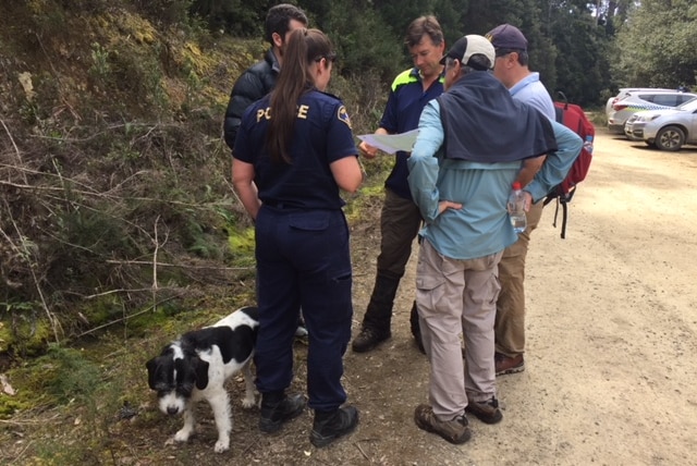 Police and searchers meet at Duckhole Lake carpark during search for Bruce Fairfax.