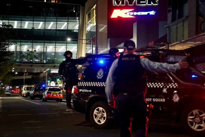 Policía antidisturbios en Westfield Bondi Junction 130424