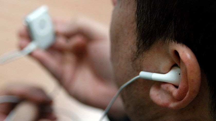 A man listens to an ipod (Giulio Saggin, file photo: ABC News)