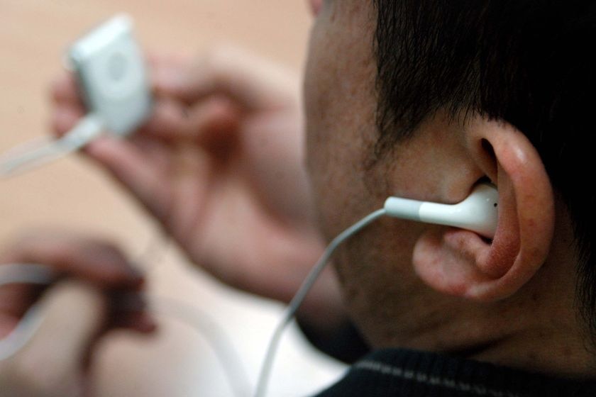 A man listens to an ipod (Giulio Saggin, file photo: ABC News)