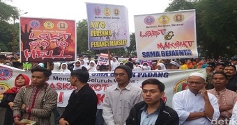 Thousands attend local government initiative of 'Padang anti-vice' to eradicate the LGBT community holding posters.