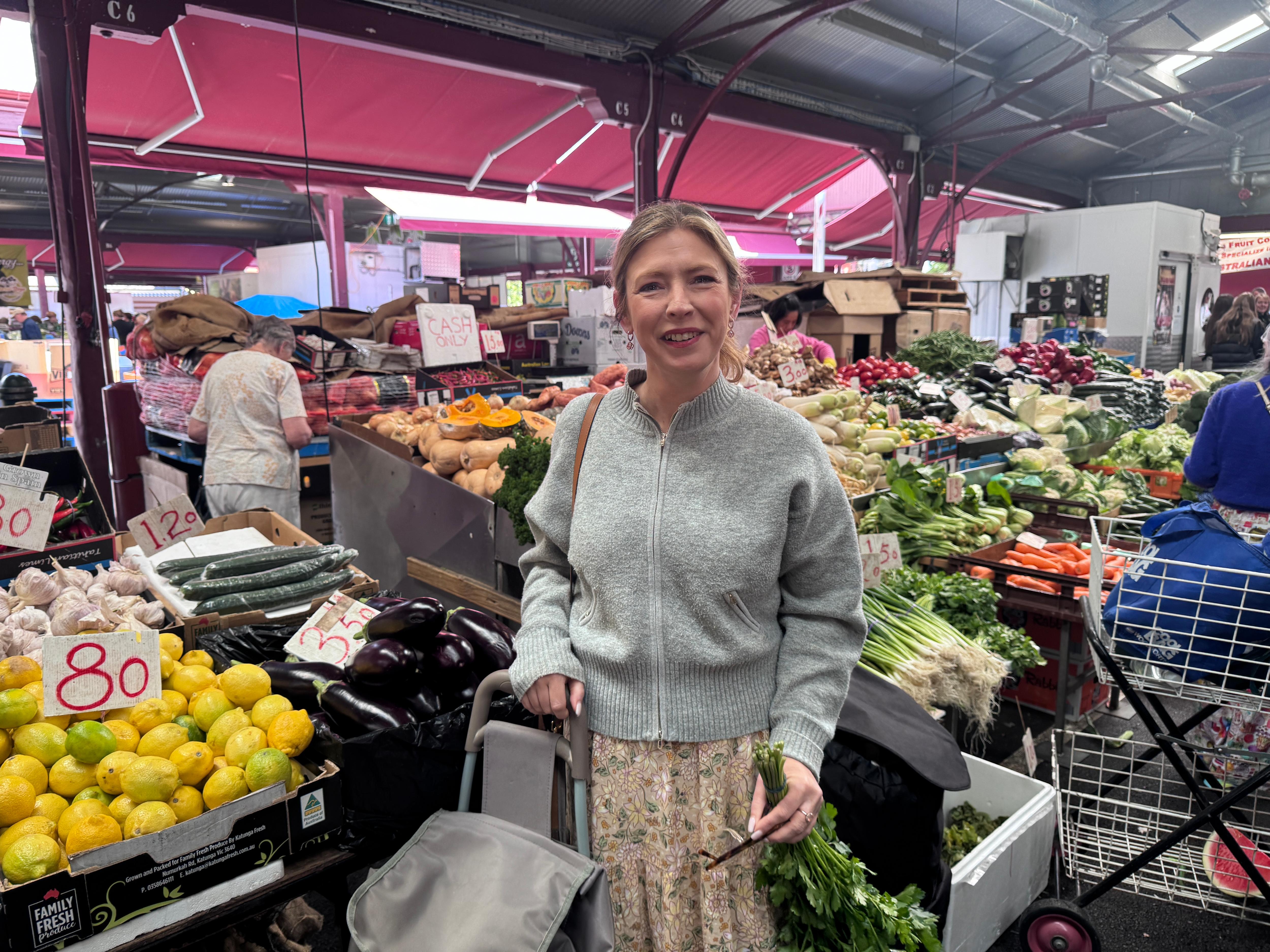 Uma mulher em um mercado.