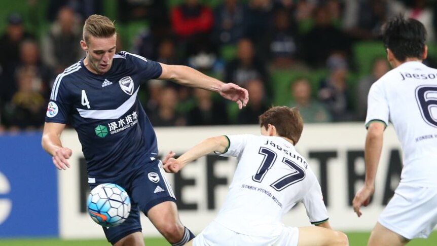 Nick Ansell dribbles the ball for Melbourne Victory