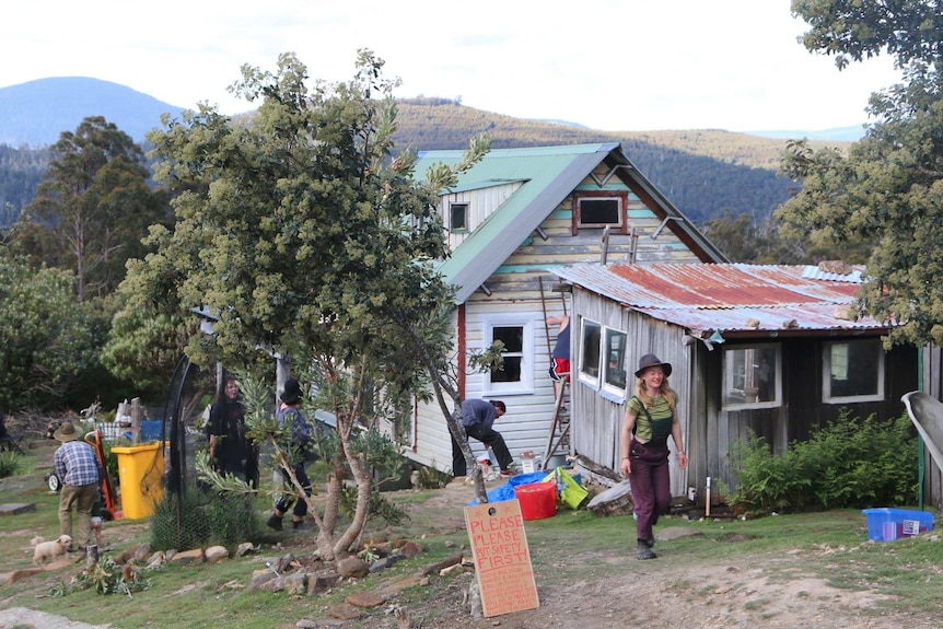 Working bee at Kayla Amos Robert's home, Weld's End, which was destroyed by bushfires, January 2019